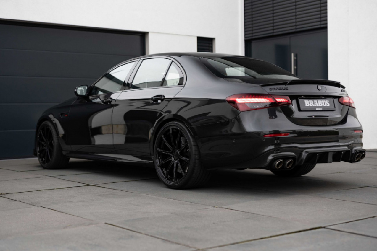 autos, cars, hp, mercedes-benz, mg, news, brabus, mercedes, mercedes e-class, mercedes e63 amg, mercedes videos, tuning, video, brabus 900 is a blacked-out mercedes-amg e 63 s with 888 hp