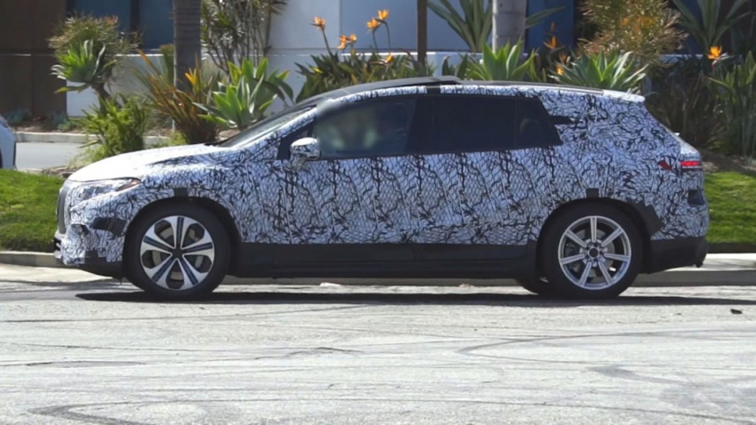 autos, cars, mercedes-benz, crossover, electric, future vehicles, luxury, mercedes, spy-photos, video, mercedes eqs suv prototype spied in california