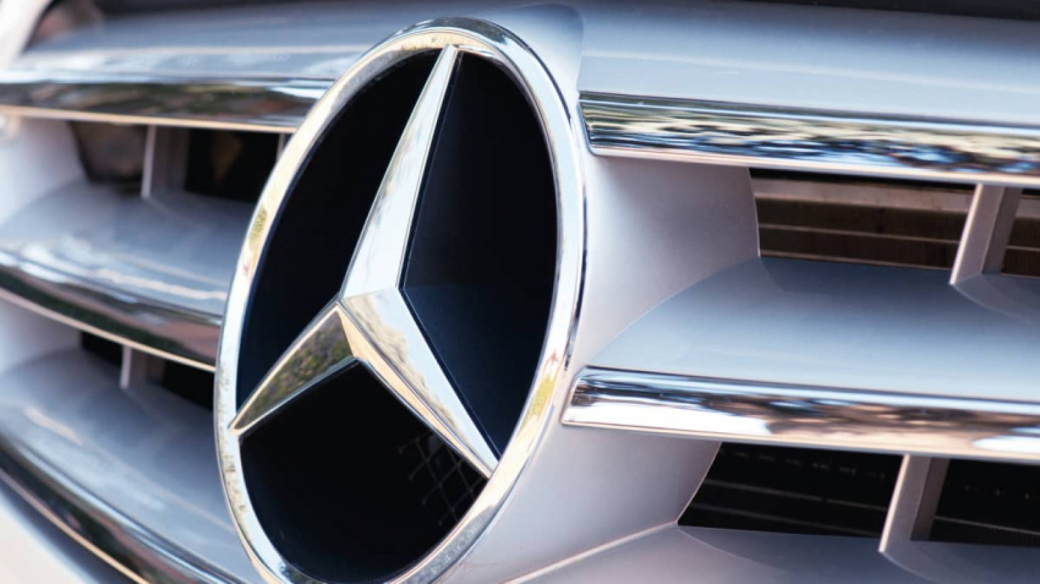 autos, cars, mercedes-benz, mercedes, mercedes-benz sales hit 10-year low amid switch to fixed prices, stock shortages