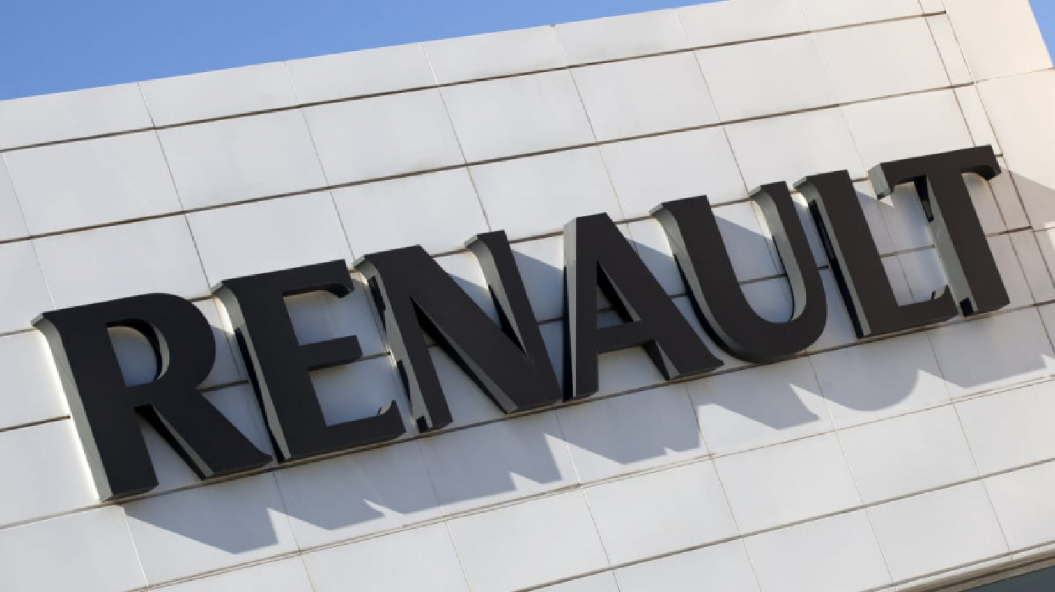 autos, cars, renault, renault posts sales record in australia after switch to independent distributor
