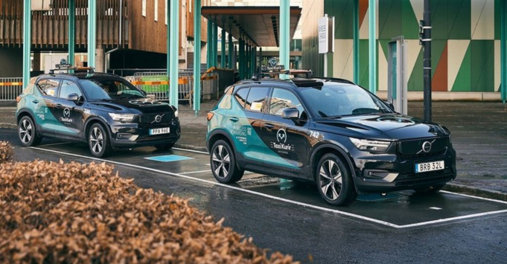 autos, cars, volvo, autos volvo, volvo tries out wireless car charging in sweden