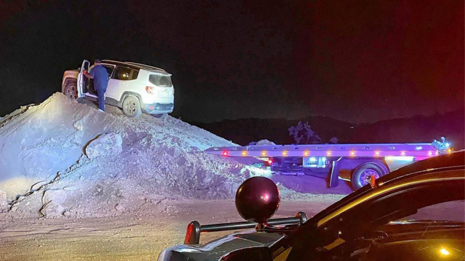 autos, cars, jeep, jeep renegade, police help rescue jeep renegade driver stuck on a small dirt mound