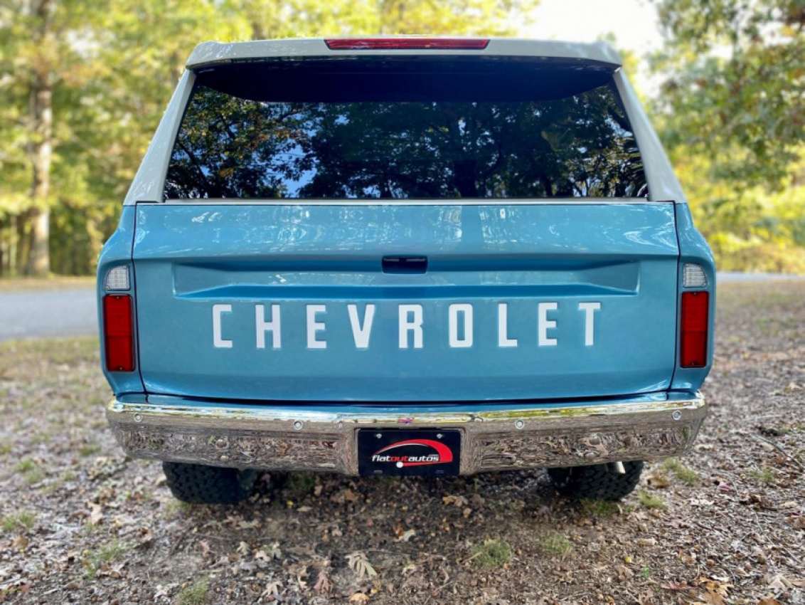autos, cars, chevrolet, news, auction, chevrolet blazer, chevrolet tahoe, restomod, tuning, used cars, this k5 blazer is actually a chevrolet tahoe z71 underneath