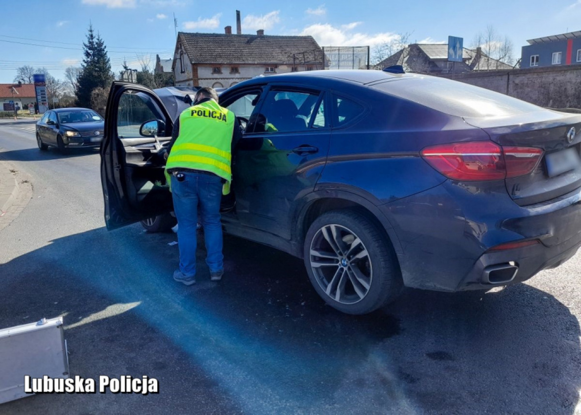 autos, bmw, cars, news, nissan, accidents, bmw videos, bmw x6, dashcam, germany, nissan videos, nissan x-trail, offbeat news, poland, police, video, stolen bmw x6 tries to evade police, rear ends and flips nissan x-trail