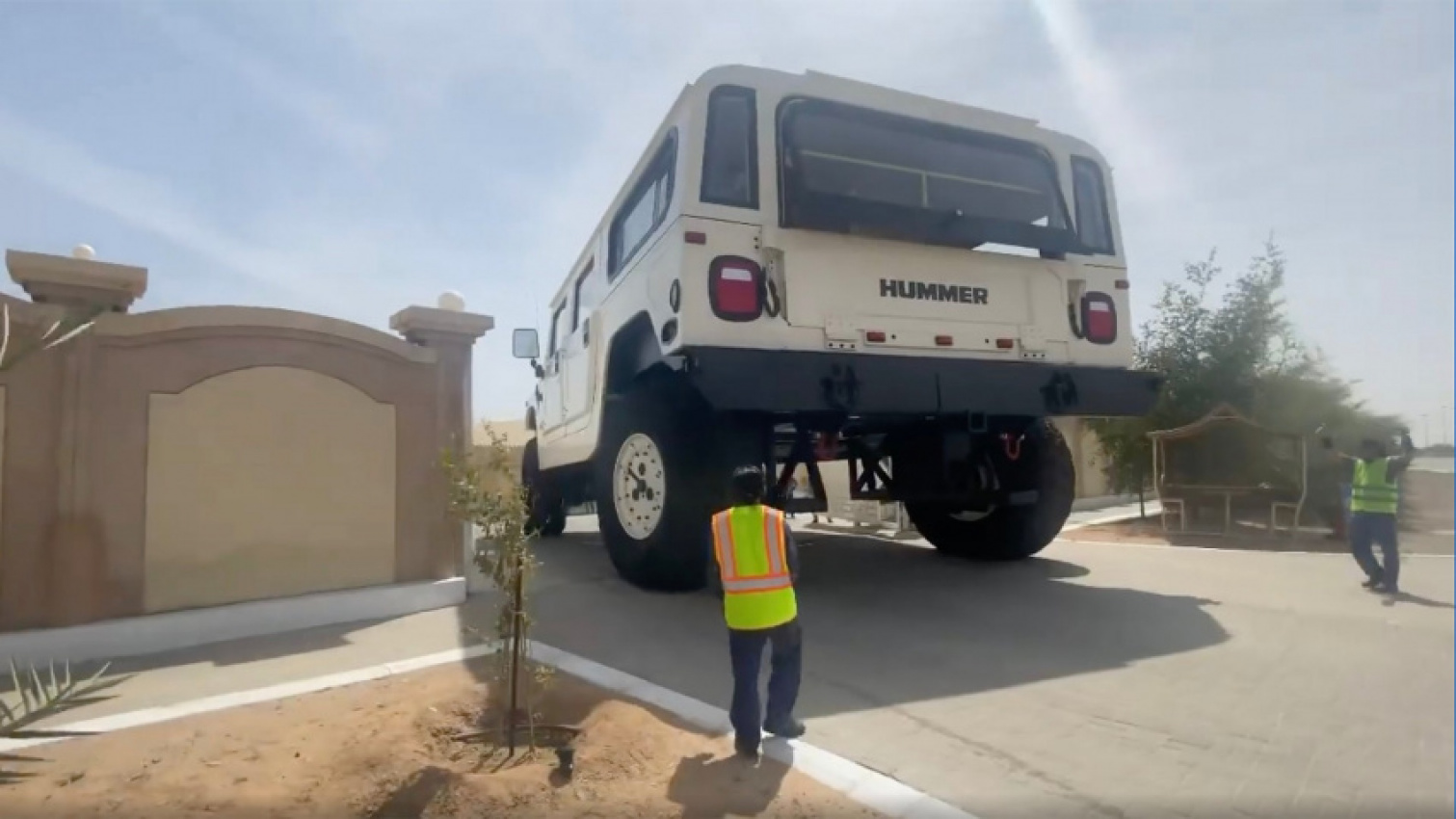 autos, cars, hummer, this 21-foot-tall giant is the largest hummer h1 on the planet, and it actually drives