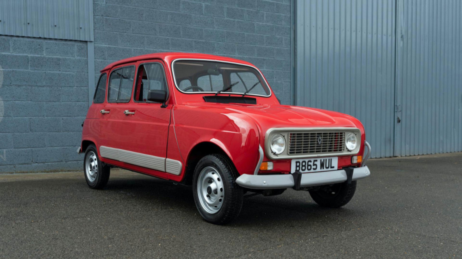 autos, cars, renault, renault heritage fleet hot hatches up for auction