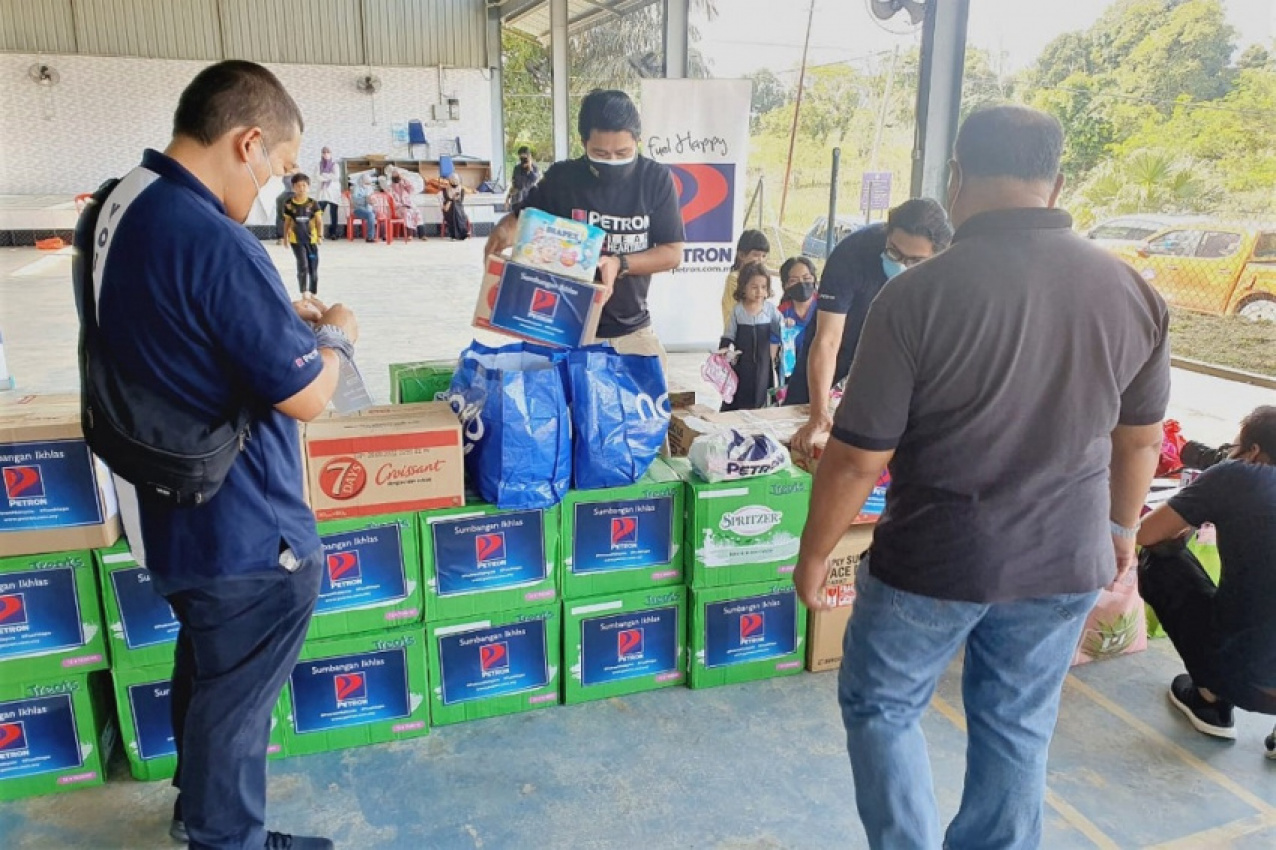 autos, cars, featured, corporate social responsibility, fuel station, hope community, malaysia, mercy malaysia, petron, petron malaysia, service station, petron malaysia employees and dealers chip in to help flood victims
