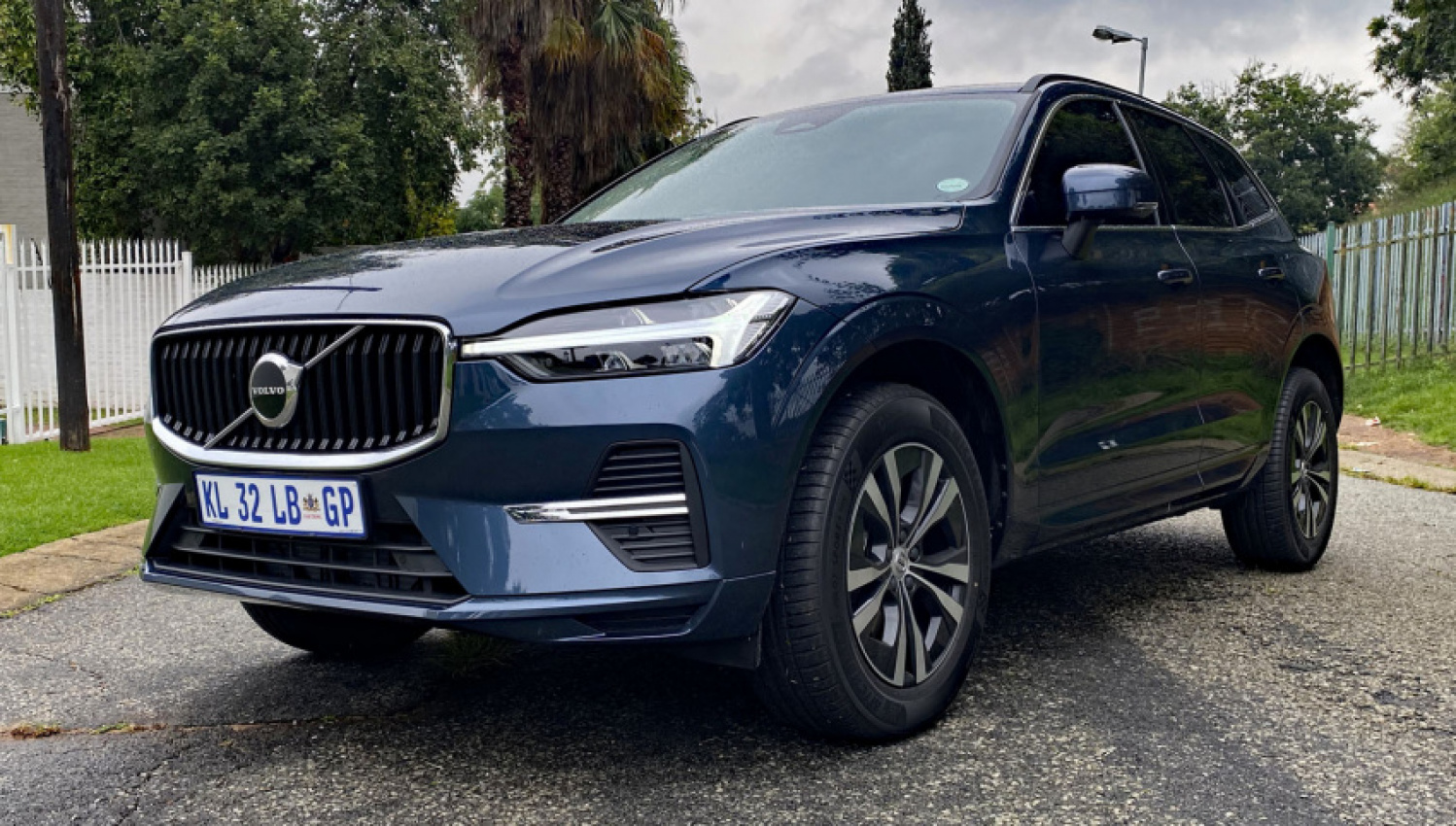 autos, cars, features, volvo, volvo xc60, volvo xc60 b5 momentum, volvo xc60 t8 recharge, driving the cheapest and most expensive volvo xc60 – how they compare