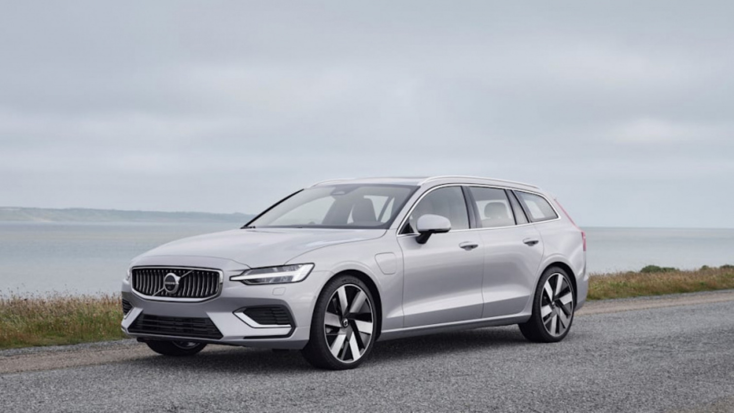 autos, cars, volvo, android, future vehicles, hybrid, sedan, volvo s60, wagon, android, 2023 volvo s60 and v60 get small updates