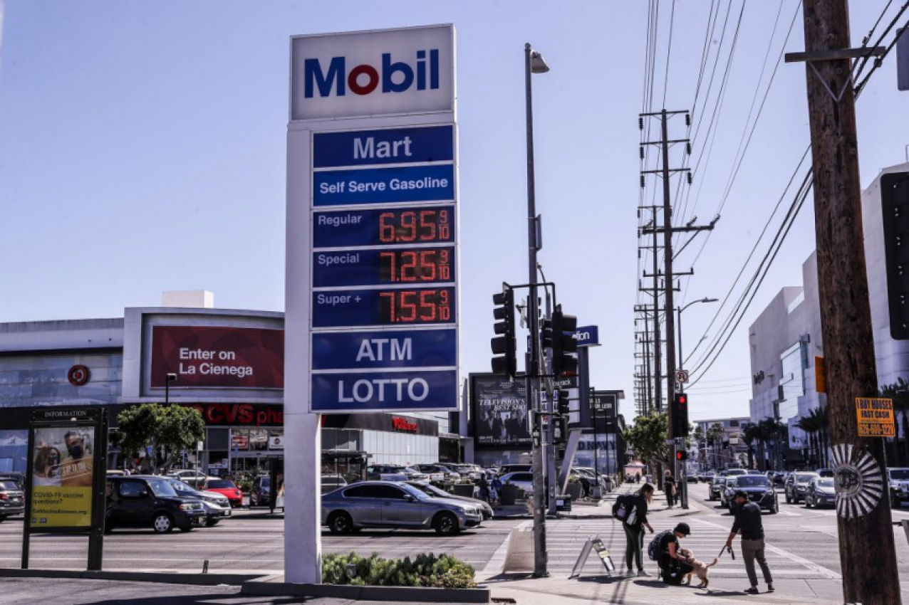 autos, cars, gas price, gasoline, this gas station chain cuts prices in half: what’s going on?