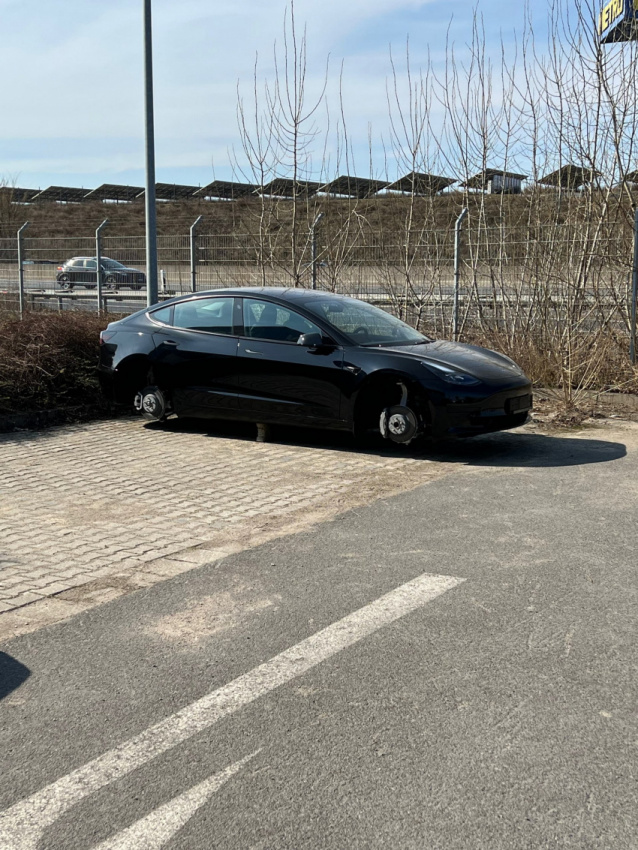 autos, cars, news, tesla, germany, offbeat news, tesla model 3, tesla model y, thieves steal wheels and aero caps from a dozen teslas parked in german delivery center
