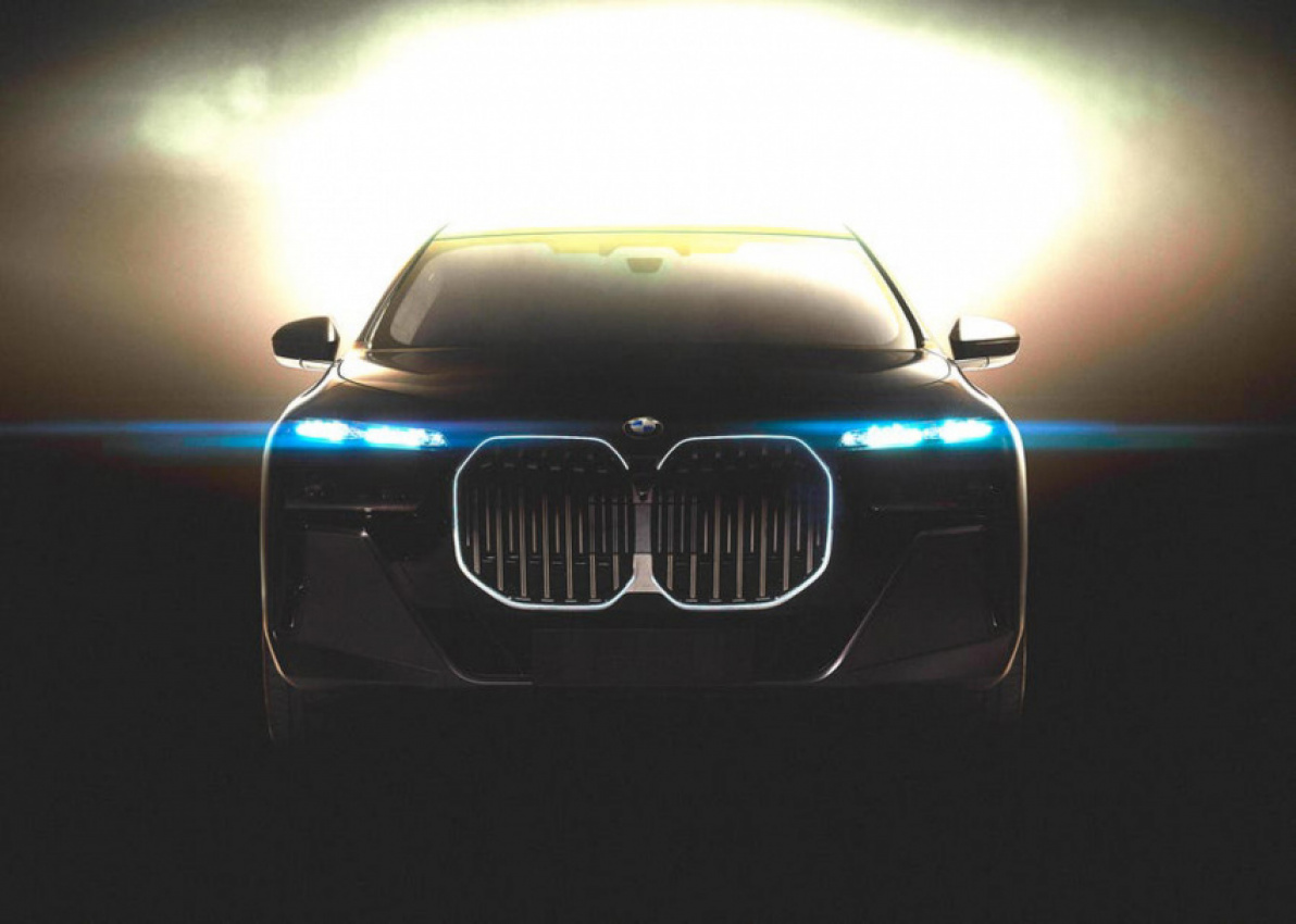 autos, bmw, cars, electric bmw i7 teased with huge light-up kidney grilles, 305-mile range