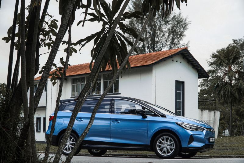 autos, byd, cars, singapore secures 100 byd e6 ev taxis from sime darby's e-auto