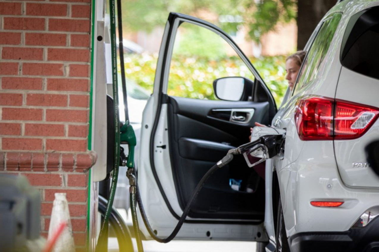 autos, cars, fuel, should you turn off your car while pumping gas?