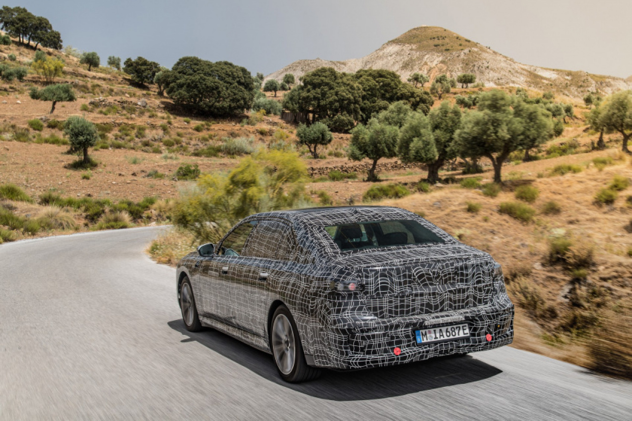 autos, bmw, cars, news, teaser, vnex, 2023 bmw i7 shows its massive grille, debuts in april with 305-mile electric range