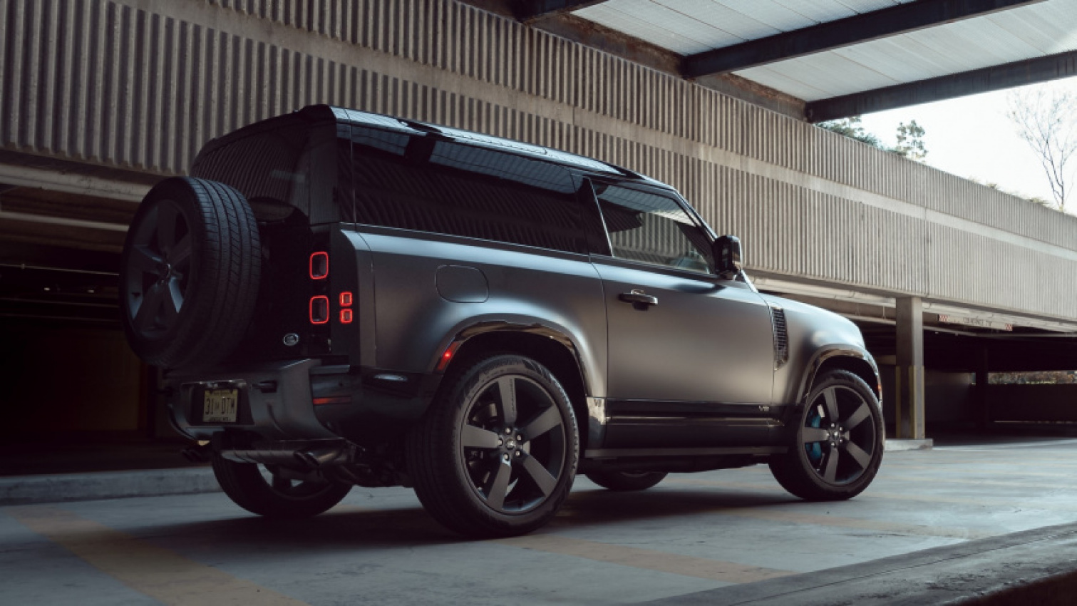 autos, cars, land rover, reviews, land rover defender, vnex, android, 2022 land rover defender 90 v-8 first drive: ridiculous fun