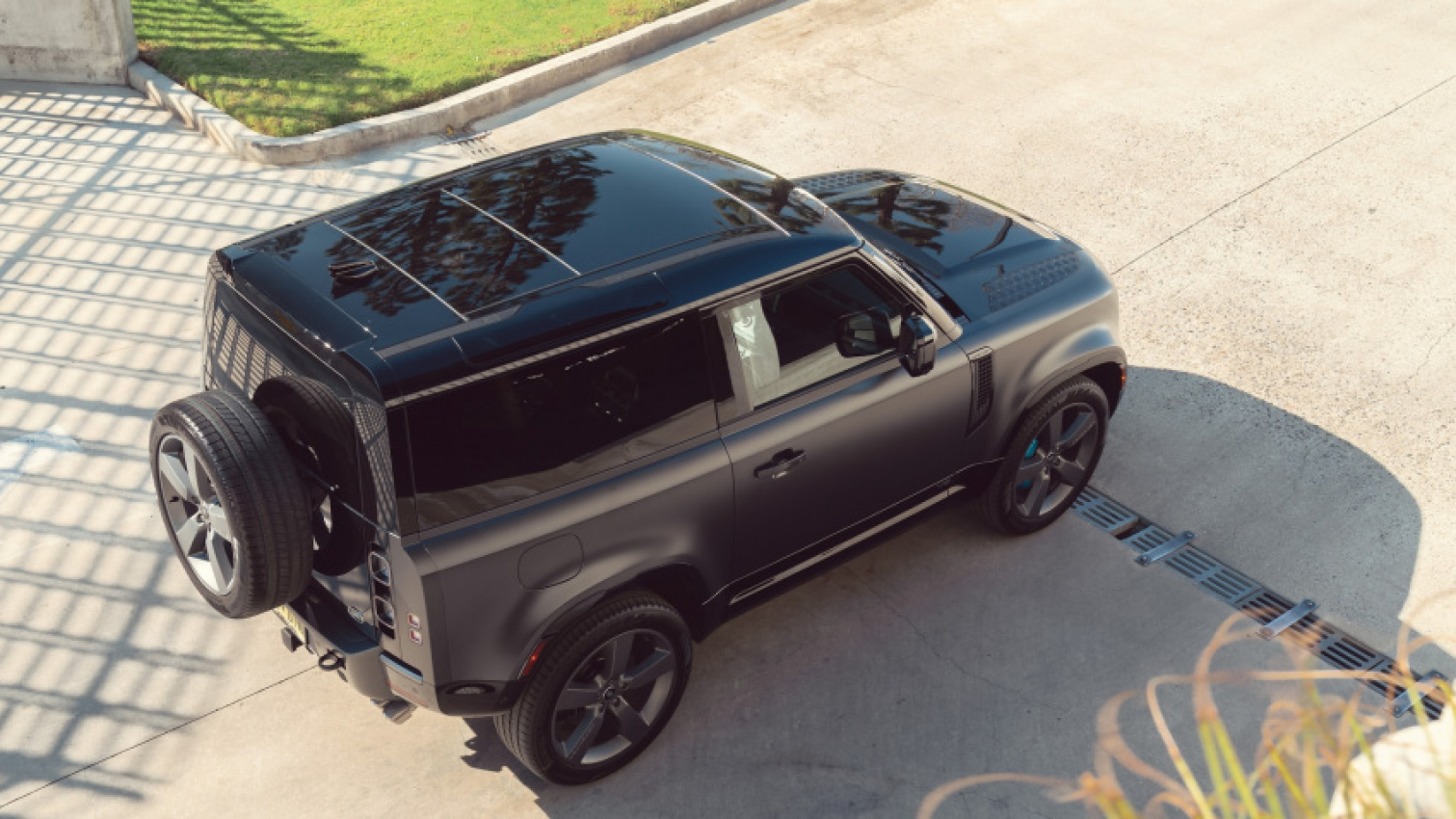 autos, cars, land rover, reviews, land rover defender, vnex, android, 2022 land rover defender 90 v-8 first drive: ridiculous fun