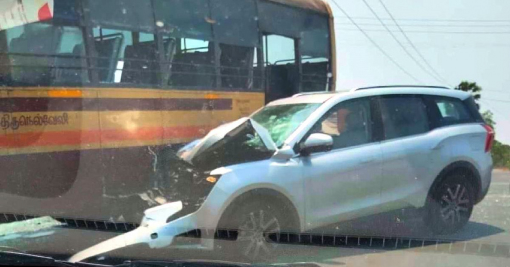 autos, cars, mahindra, mahindra xuv700 hits a bus in a t-bone accident; passengers safe
