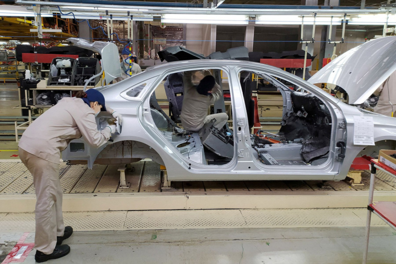 autos, cars, renault, renault exits russian car production, local partner takes over