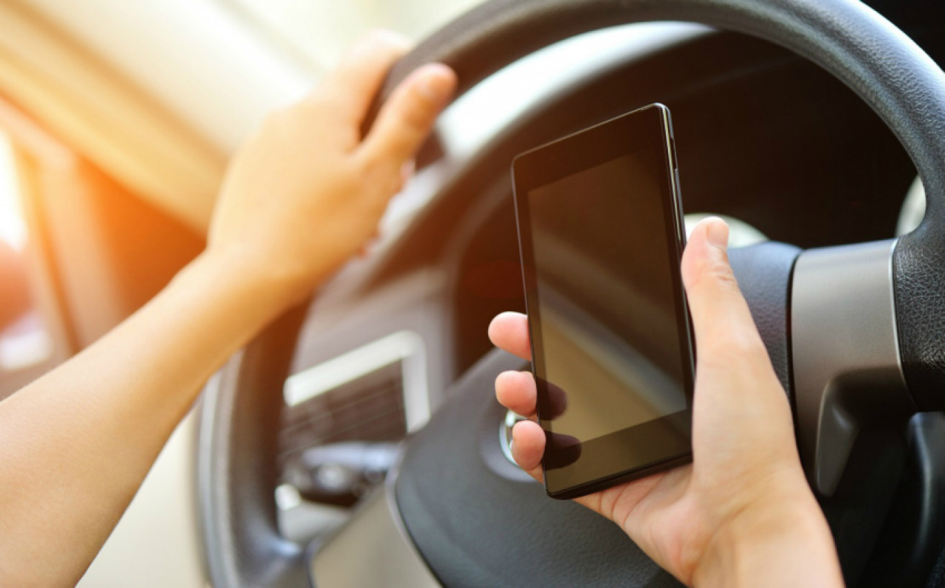 autos, cars, news, law, legislation, mobile phones, penalty points, motorists face ban, £1,000 fine as law tightens around mobile phone use in cars