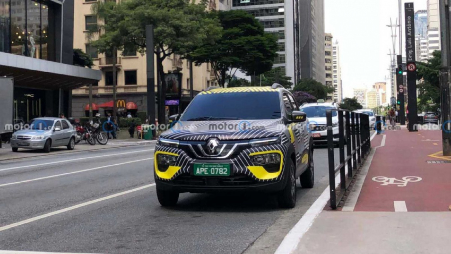 autos, cars, renault, renault kwid, android, renault kwid electric spotted testing in brasil