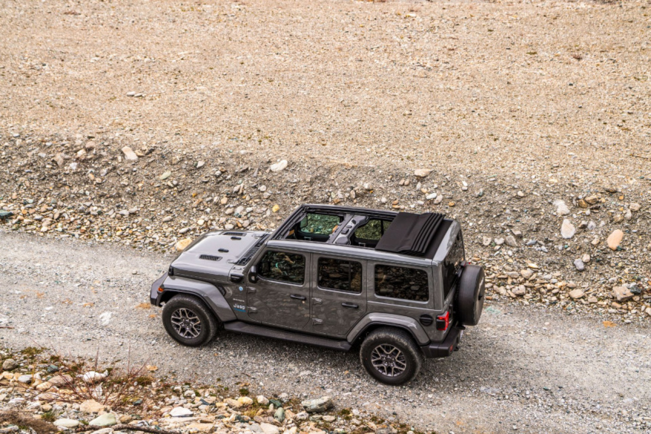 autos, cars, jeep, news, hybrids, jeep wrangler, offbeat news, phev, wrangler, how dare you park your jeep wrangler in a charging station? (spoiler: it’s a hybrid)