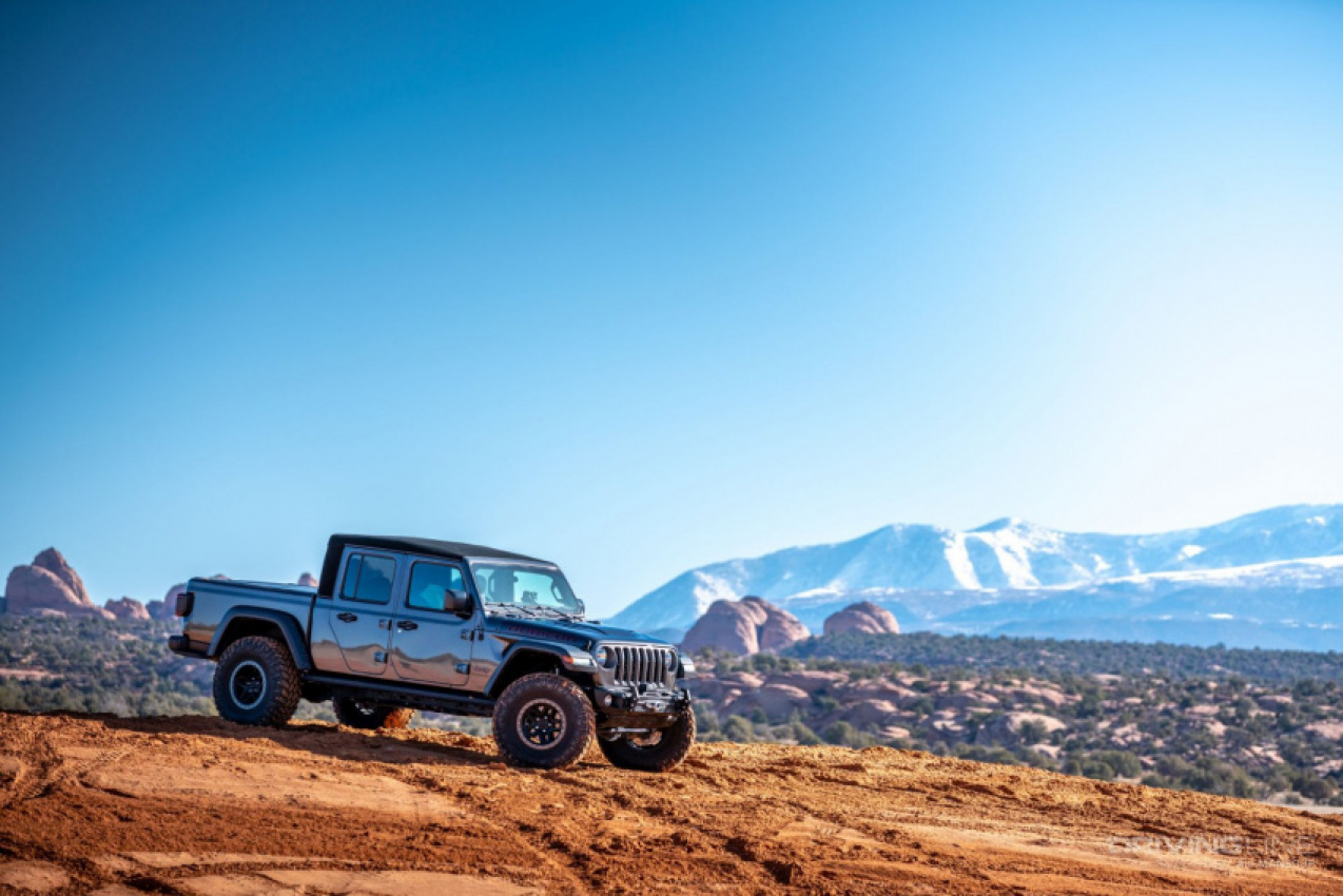 autos, cars, fast lane, jeep, jeep gladiator, jeep wrangler, wrangler, jeep gladiator vs jeep wrangler: which is right for you?