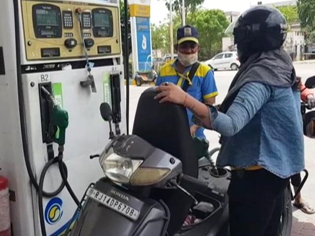 autos, cars, auto news, carandbike, diesel price, kolkata petrol diesel price, news, petrol and diesel price, petrol price, petrol price chennai, petrol price delhi mumbai, petrol, diesel prices hiked by up to ₹ 4.10 per litre in one week