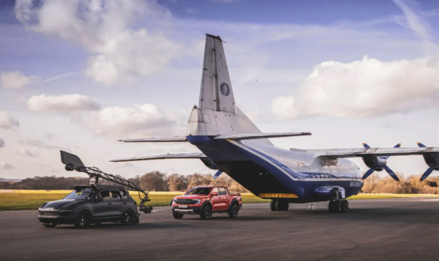 autos, cars, ford, ford ranger, ford ranger raptor, ranger, raptor, watch the 2023 ford ranger raptor jump out of a plane