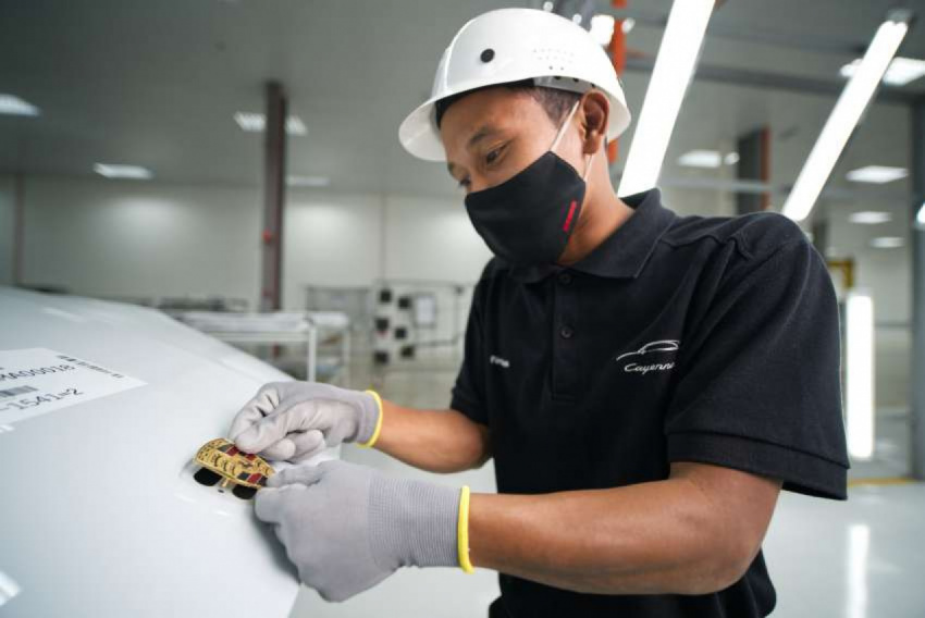 autos, cars, news, porsche, industry, malaysia, porsche cayenne, porsche videos, video, porsche has started building the cayenne at its malaysian plant, the first outside of europe