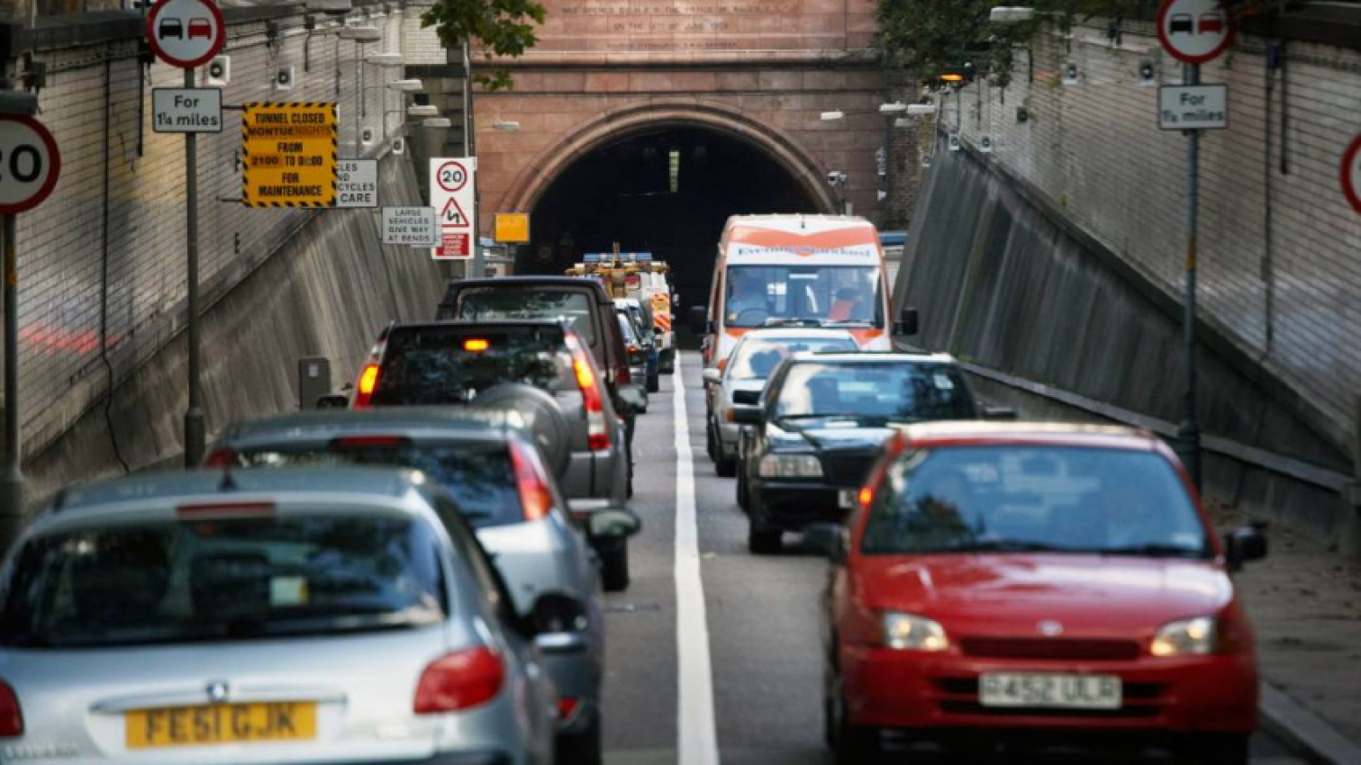 autos, cars, commercial vehicles, technology, congestion charge, low-emissions zone, tomtom, the problem with urban driving: congestion charges, low-emissions zones, and evs