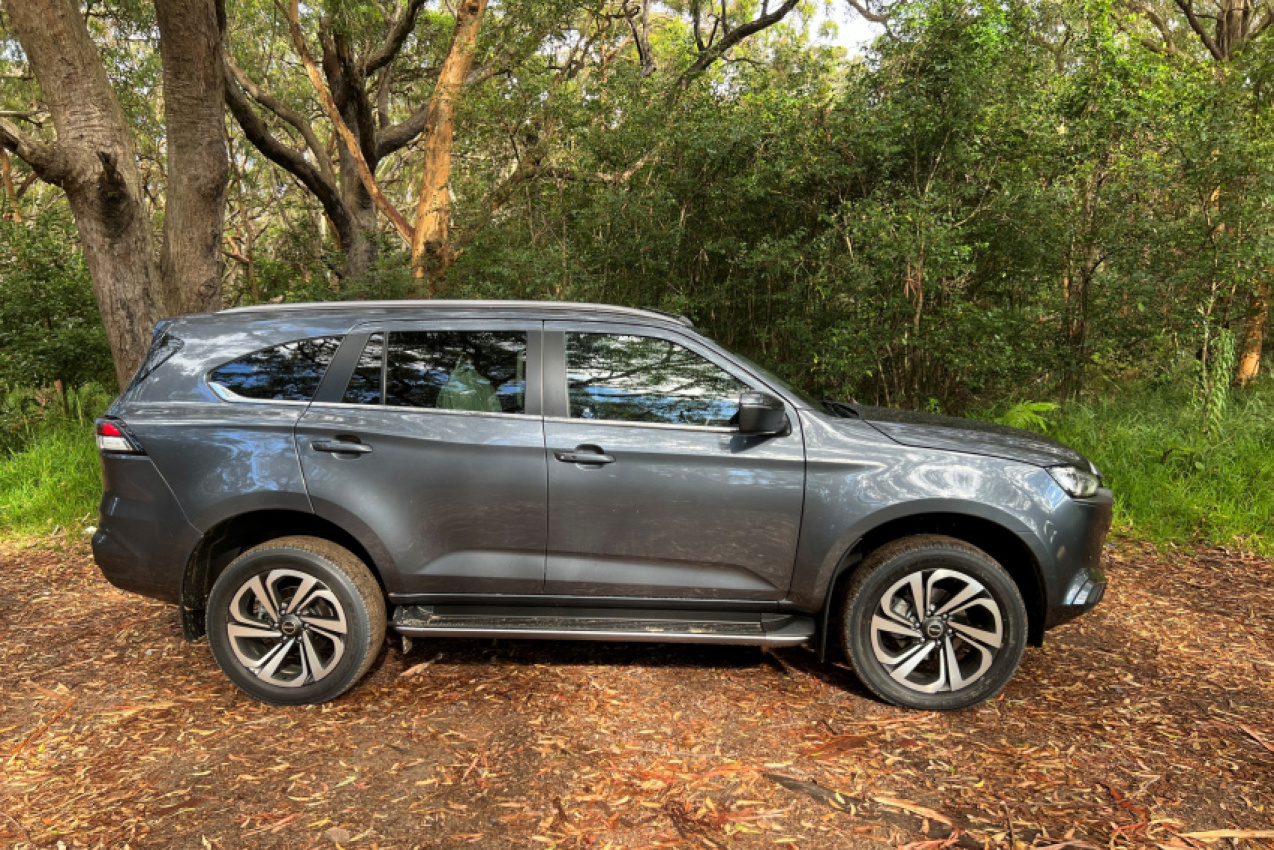 autos, awd 4wd suv, reviews, compass recview. 4wd suv, fortuner review, isuzu mu-x lst, jeep compass trailhawk, mu x review, toyota fortuner, android, ozroamer 2022 4wd $45,000 – $65,000 coty award