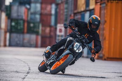 article, autos, cars, honda, ktm, honda cb300r, here’s why the bajaj dominar 400 & ktm 390 duke need to be worried; honda cb300r outsells both in a surprise move