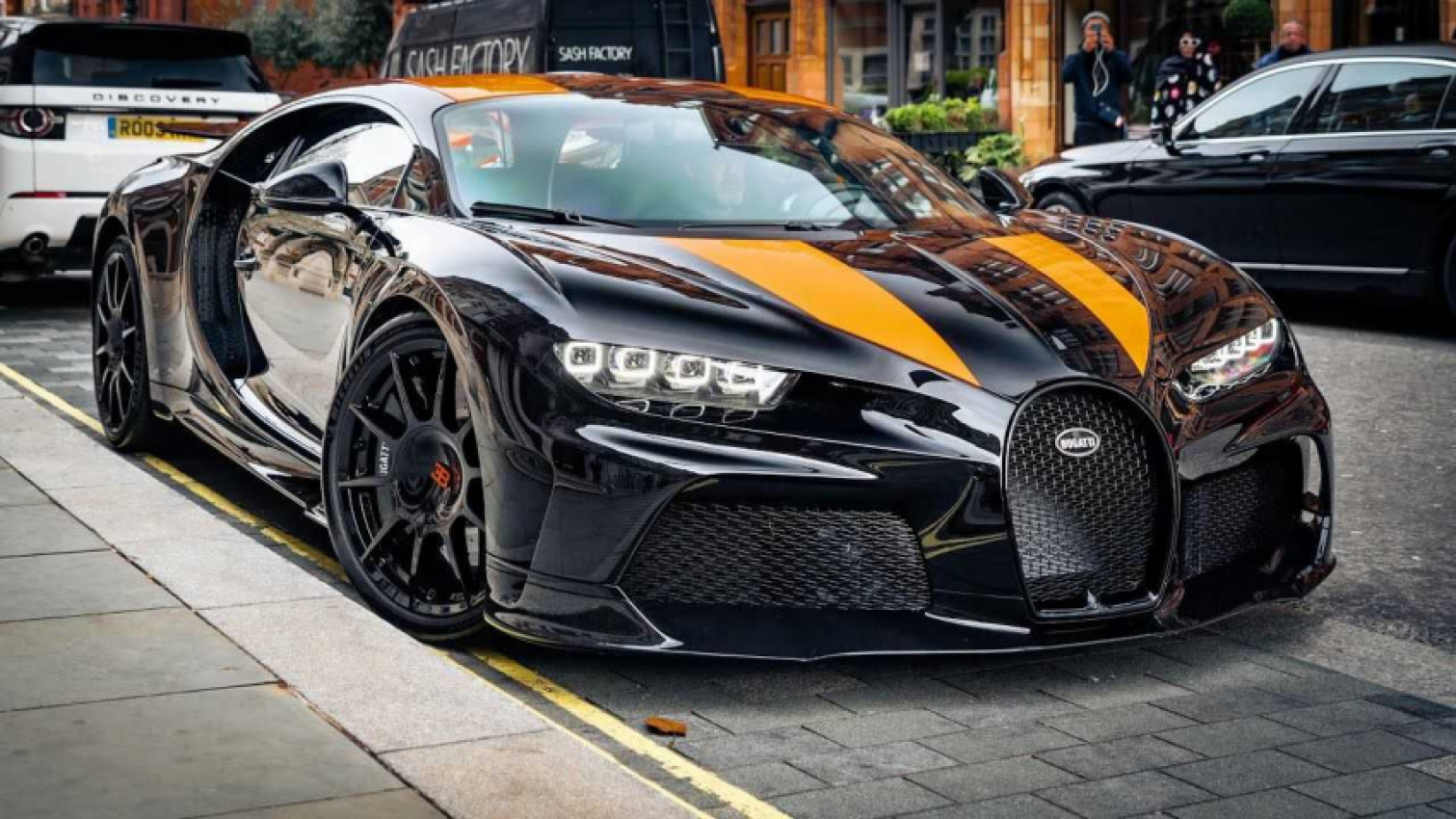 autos, bugatti, cars, bugatti chiron, one-of-30 bugatti chiron super sport 300+ casually parked in london