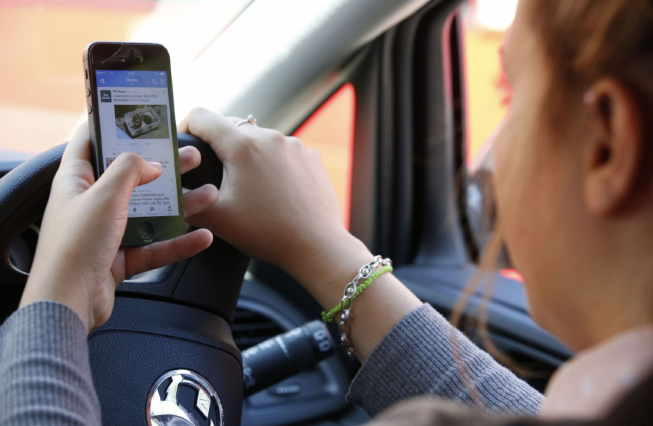 autos, cars, car accidents, car safety, 7 ways cops can tell if you’re texting while driving