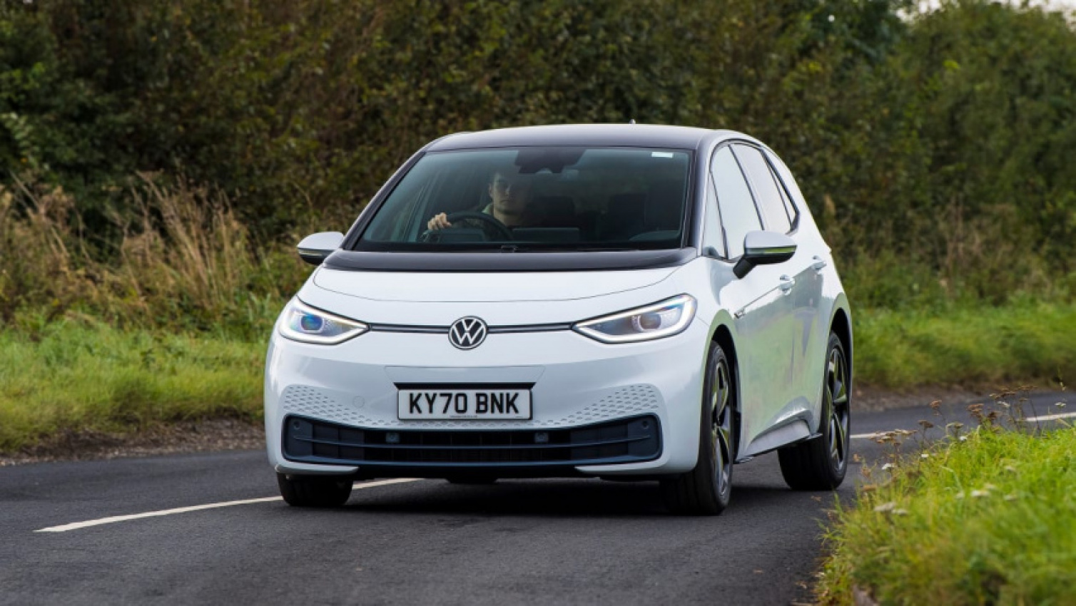 autos, cars, renault, reviews, volkswagen, compare cars, electric cars, id.3, megane e-tech electric, vnex, renault megane e-tech electric vs volkswagen id.3: which should you buy?