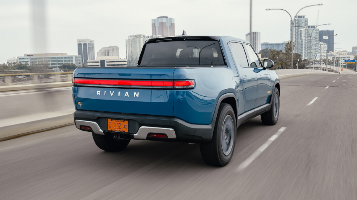 autos, cars, gmc, hummer, reviews, rivian, 2022 gmc hummer ev pickup vs. 2022 rivian r1t: urbane battles badass