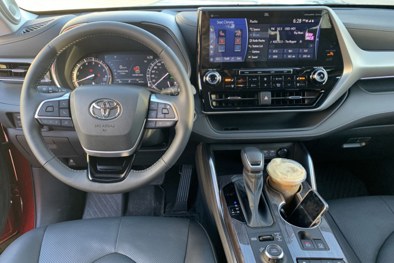 autos, cars, reviews, toyota, android, toyota highlander, android, millennial mom's review: 2022 toyota highlander
