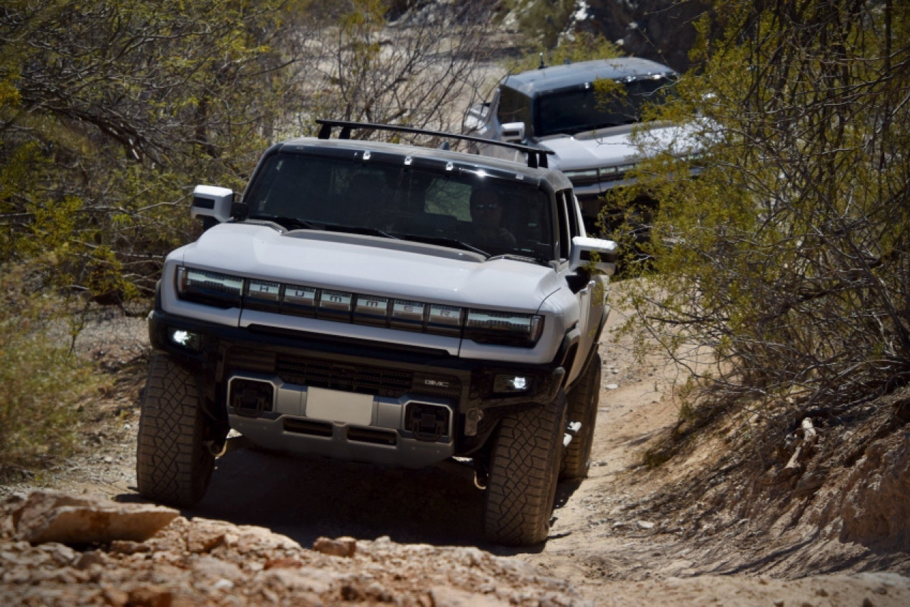 autos, cars, gmc, hummer, rivian, here's how the gmc hummer ev and rivian r1t compare off-road