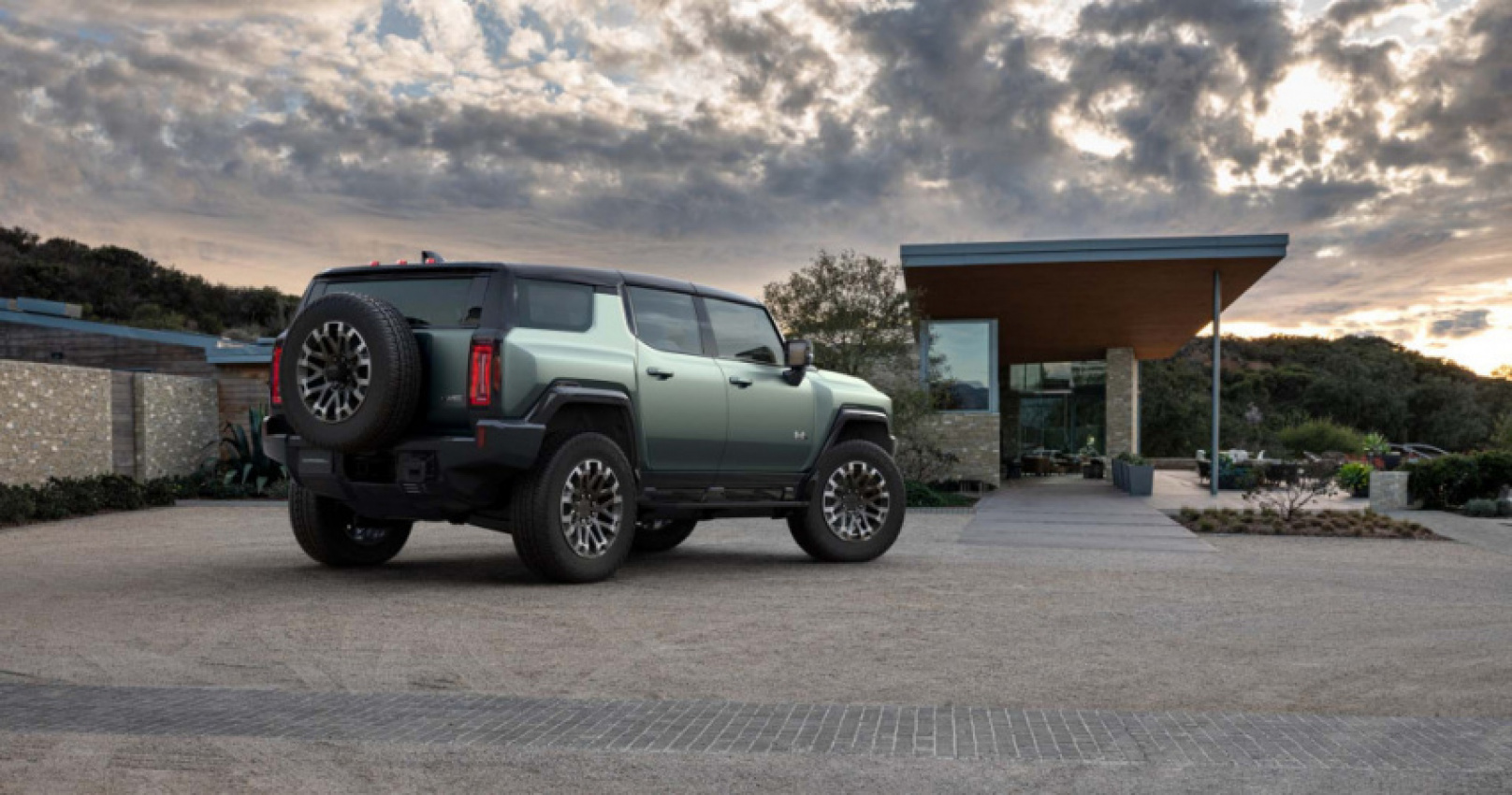 auto, autos, cars, gmc, hummer, the 2022 gmc hummer ev does not tread lightly, but it’s an agent of change