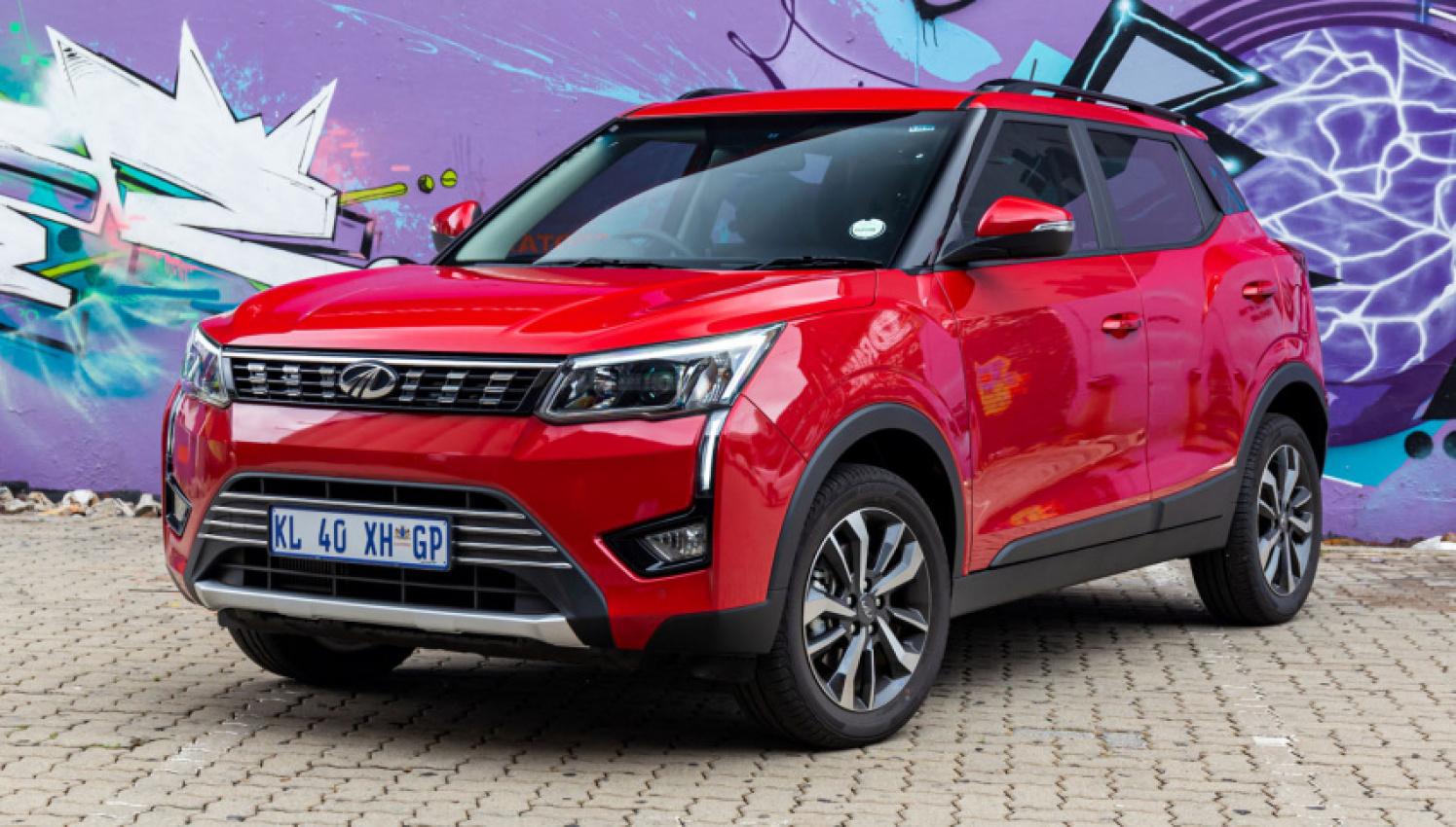 autos, cars, features, haval, mahindra, android, haval jolion, mahindra xuv300, android, top-end mahindra xuv300 vs entry-level haval jolion – r300,000 crossover comparison