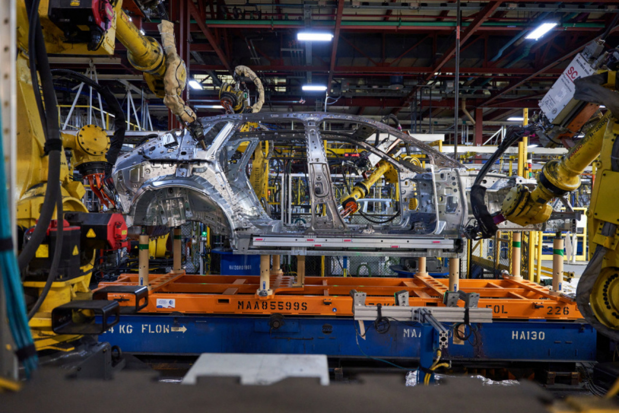 autos, cadillac, cars, news, cadillac lyriq, cadillac videos, electric vehicles, industry, new cars, video, cadillac starts 2023 lyriq ev production in tennessee ahead of schedule