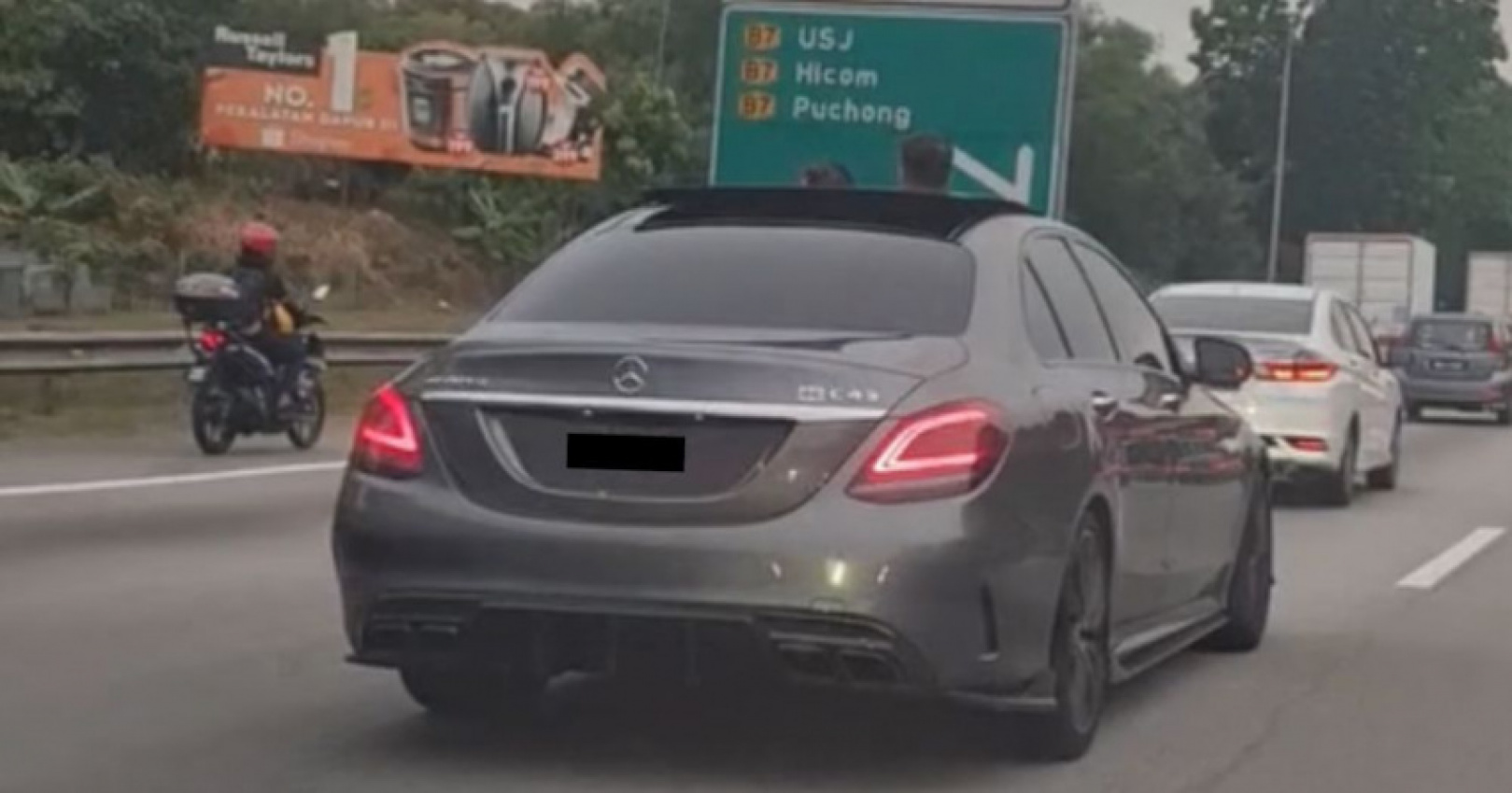 autos, cars, reviews, insights, keluarkan kepala di sunroof, memandu secara berbahaya, mercedes-amg c43, pdrm, undang-undang malaysia, kepala anak keluar sunroof – apa kata undang-undang malaysia?