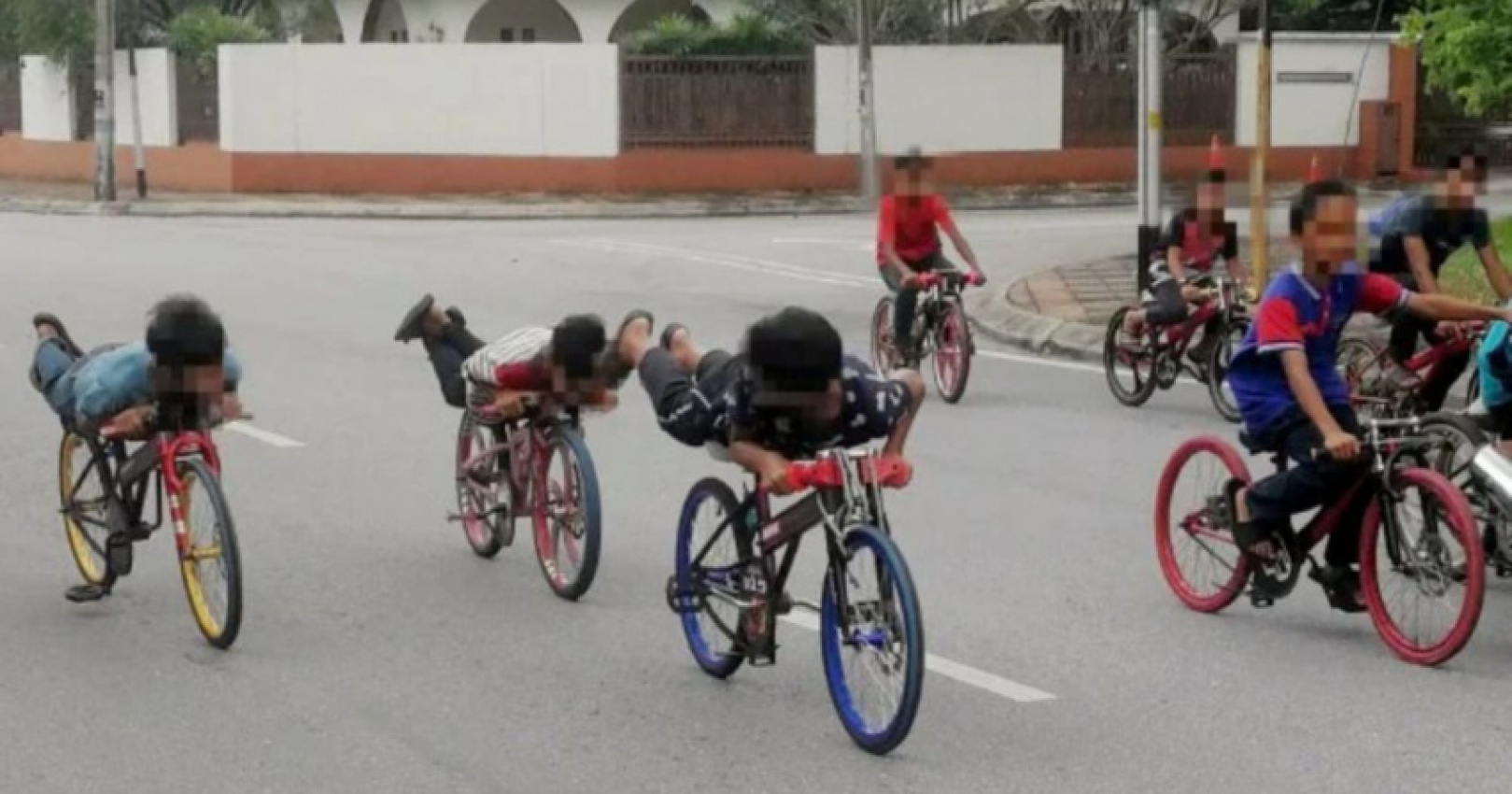 autos, cars, basikal lajak, berbasikal di lebuh raya, insights, kemalangan maut, malaysia, peraturan jalan raya untuk penunggang basikal, undang-undang jalan raya, vnex, peraturan berbasikal di lebuh raya malaysia mengikut undang-undang