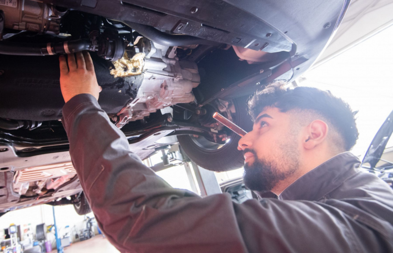 autos, cars, how to, car accidents, car safety, maintenance, how to, here’s how to find an experienced auto mechanic you can trust