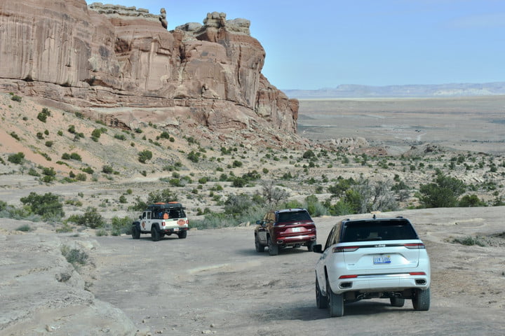 cars, jeep, jeep grand cherokee, off-road, off-roaders, plug-in hybrids, suvs, off-roading in a plug-in jeep is like hiking with a/c