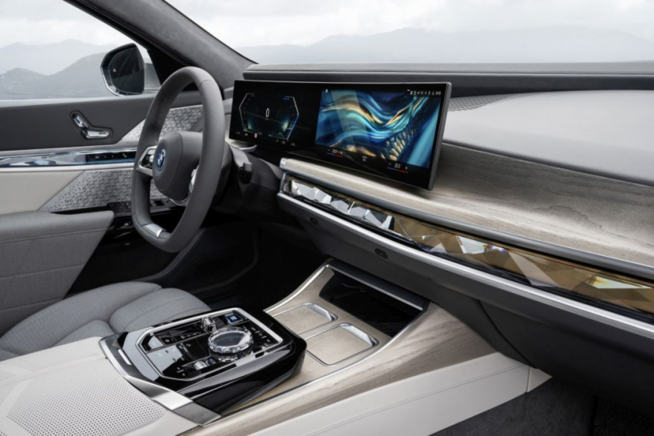 autos, bmw, cars, autos bmw, bmw's i7 has a private screening room in the back seat