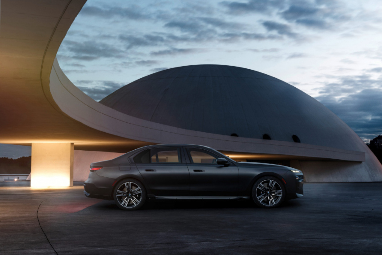 autos, bmw, cars, motoring, amazon, amazon, bmw's new 7 series goes both gas and electric