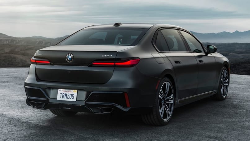 autos, bmw, cars, mercedes-benz, tesla, bmw 7 series 2022, bmw 7-series, bmw news, bmw sedan range, electric, electric cars, hybrid cars, industry news, mercedes, plug-in hybrid, prestige & luxury cars, showroom news, tesla model s, amazon, careful tesla model s, bmw is coming for you! 2022 bmw 7 series and i7 electric car target rivals including mercedes-benz eqs with new tech and bold design