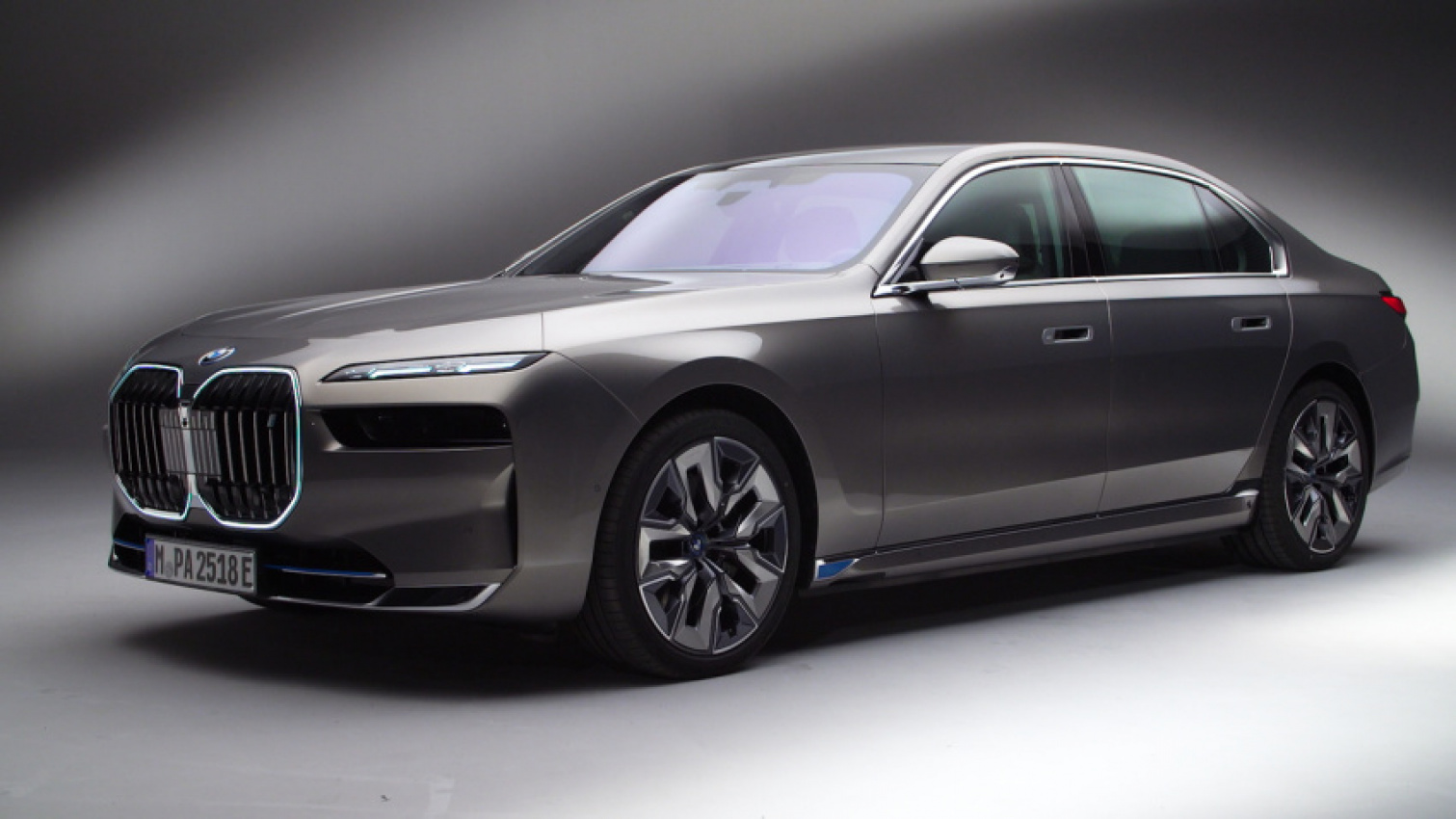 autos, bmw, cars, electric, video: take a closer look at the brand new bmw i7